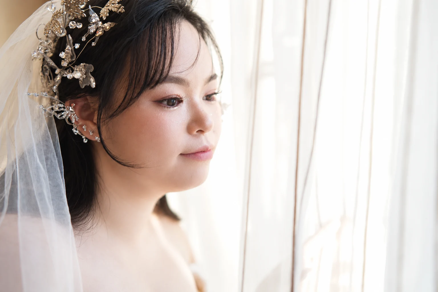 窗前的片刻 · A moment by the window
