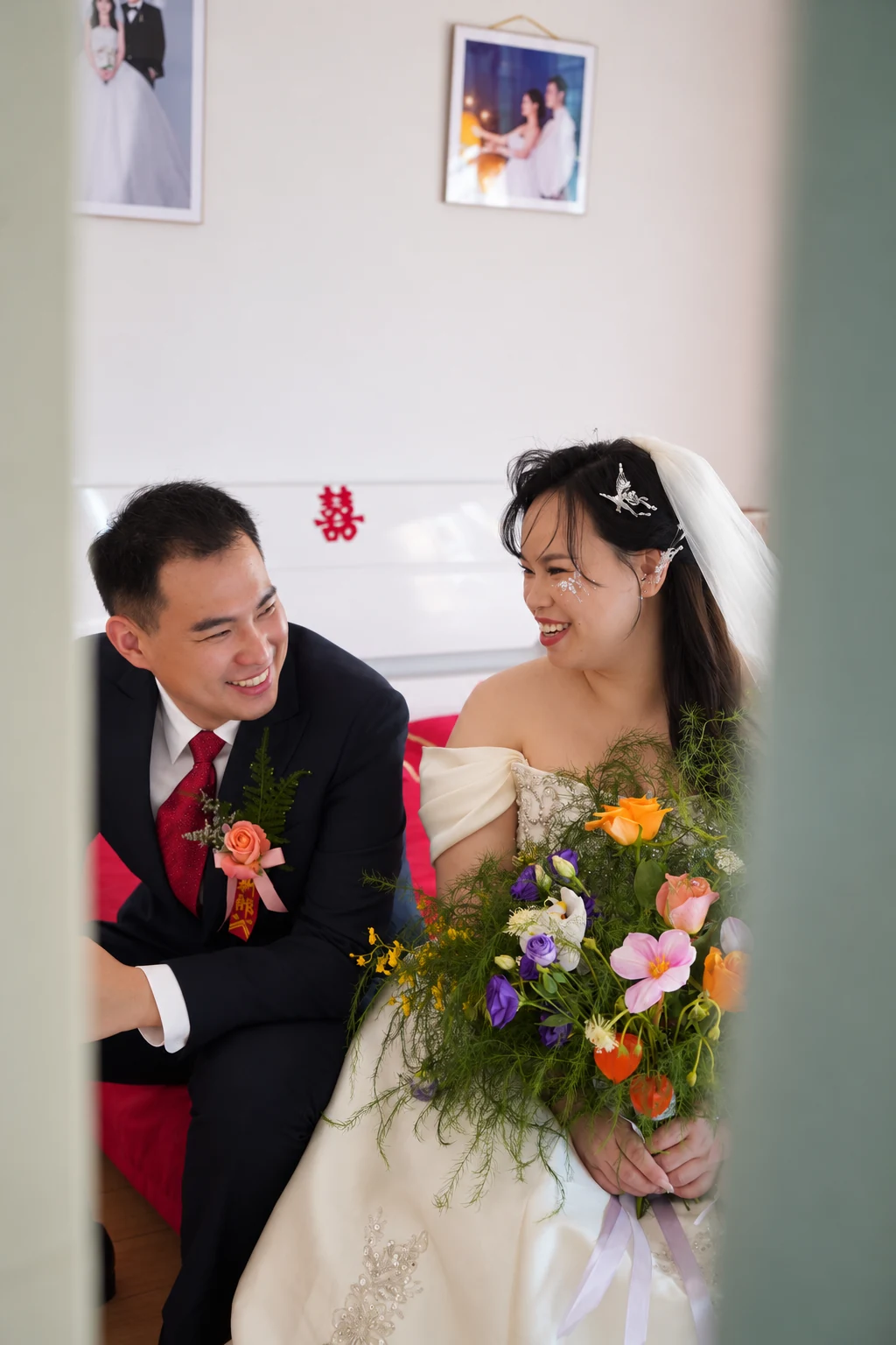 门边的对望 · A glance in the doorway