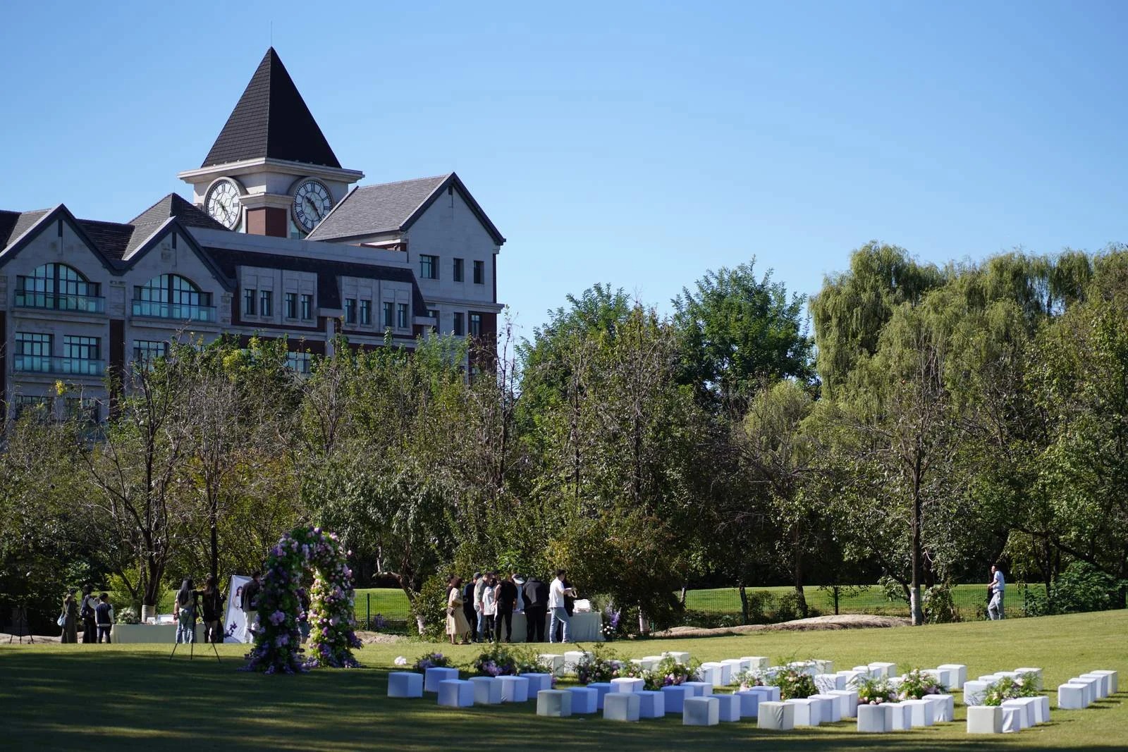 日光下的现场 · The setting in the sunlight
