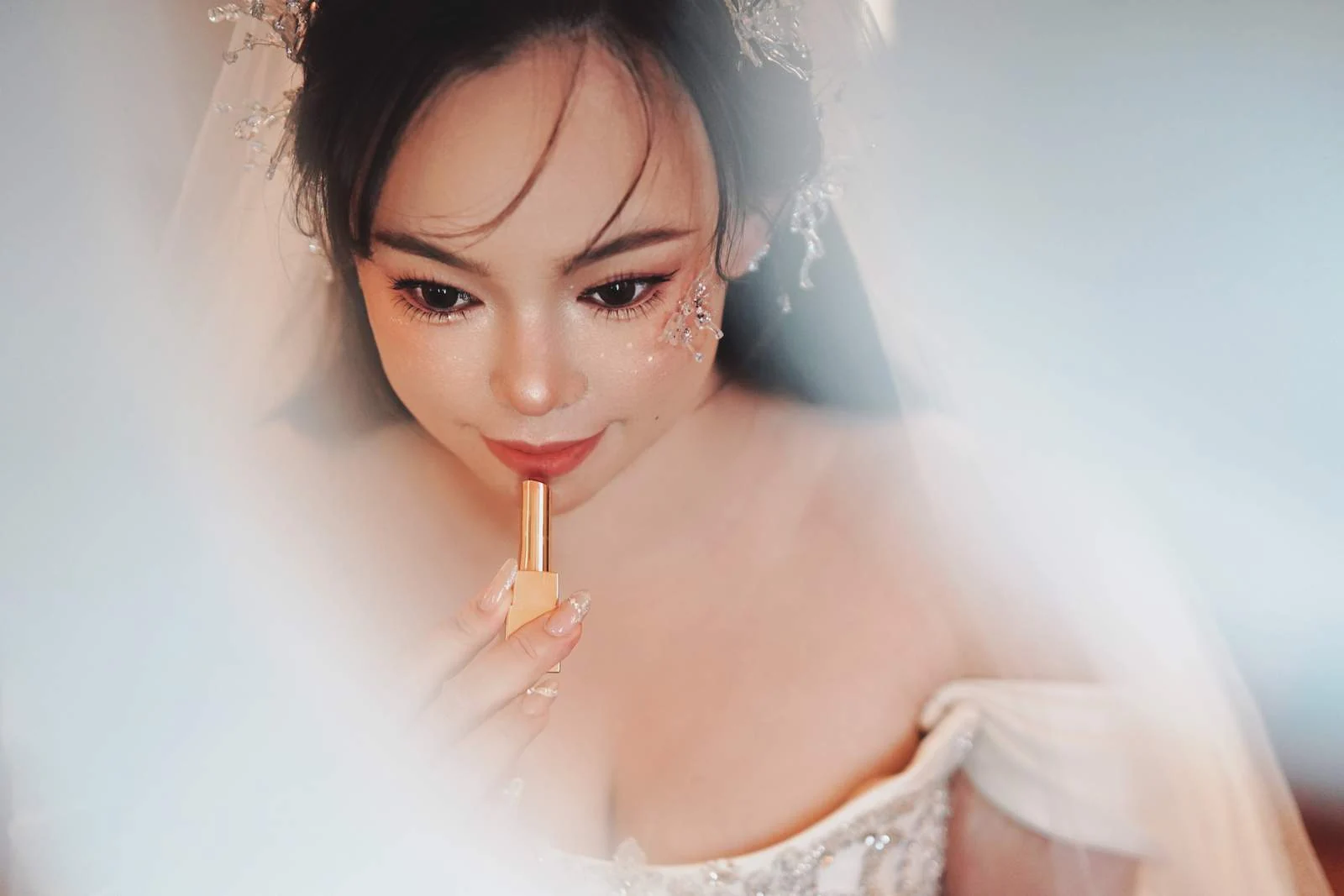 出发前的妆容 · Getting ready for the day