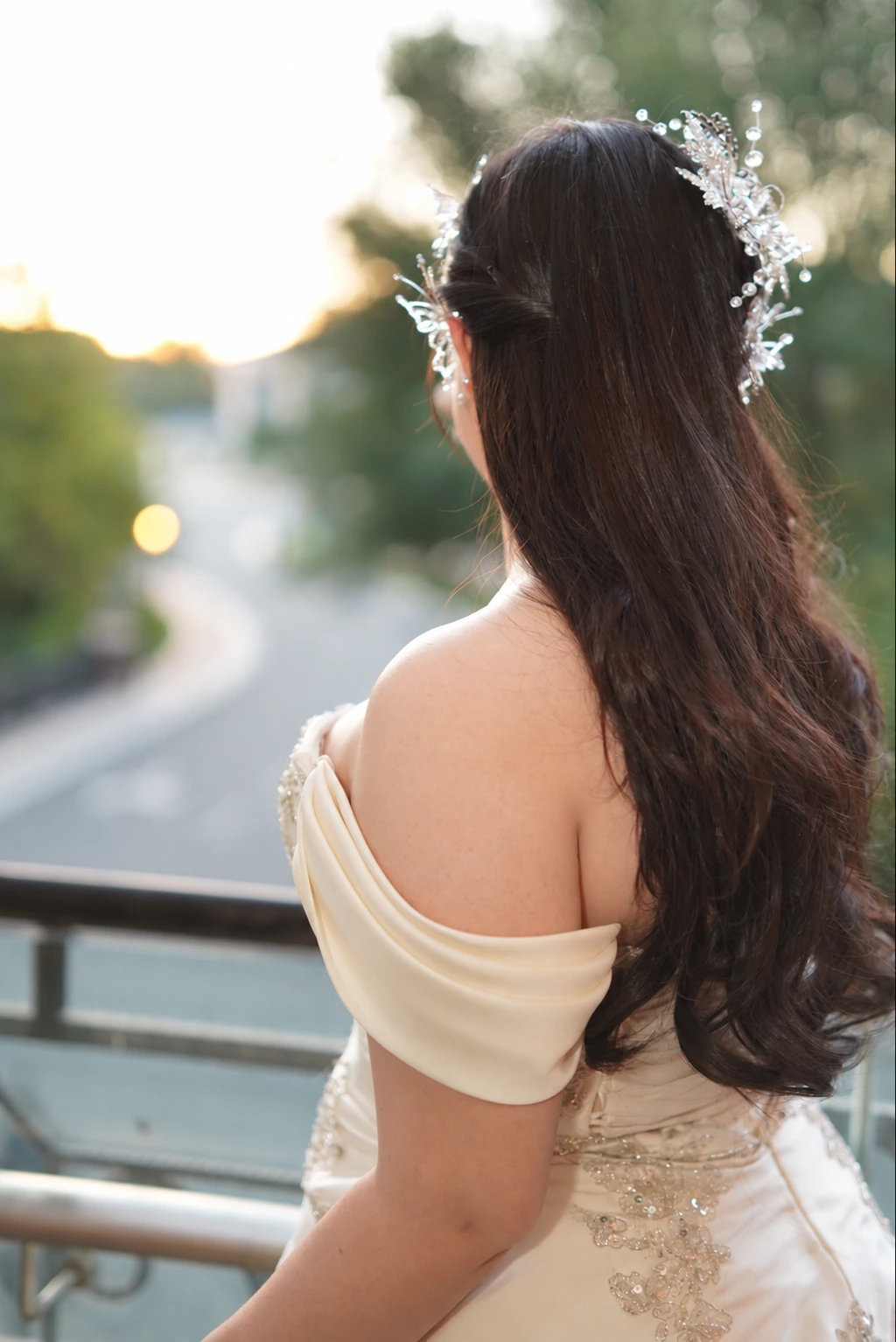 窗边，静候相见 · By the window, waiting for you