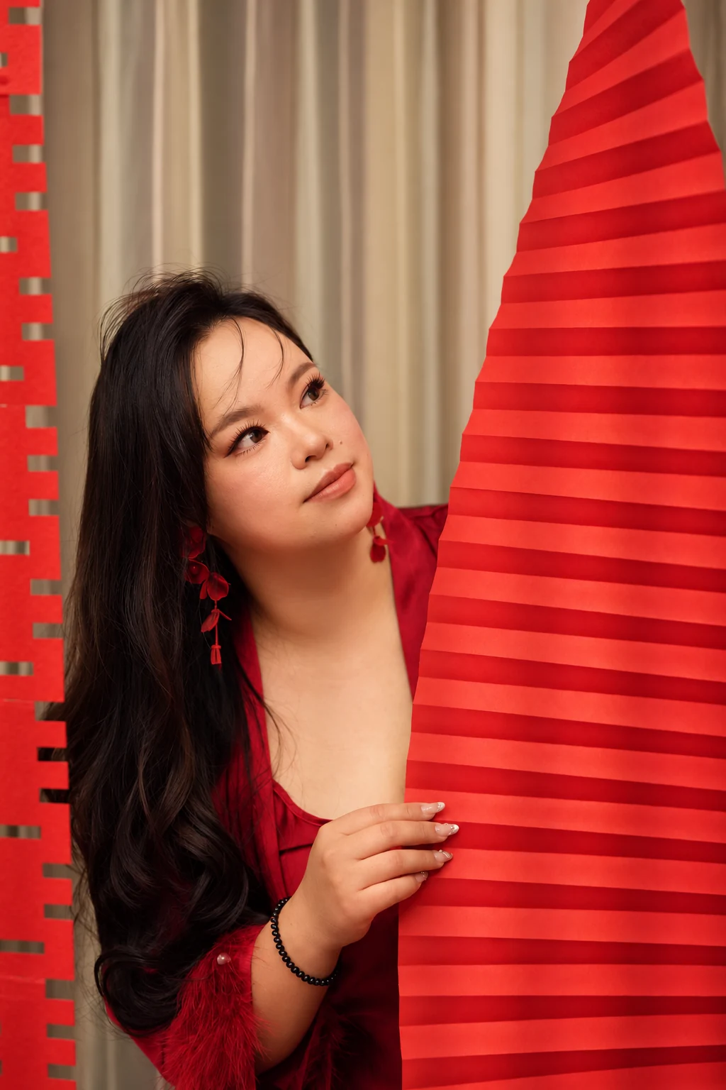 红扇后的等候 · Waiting behind a red fan