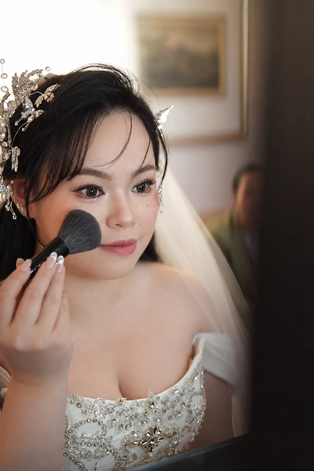 妆容的最后几笔 · The finishing touches