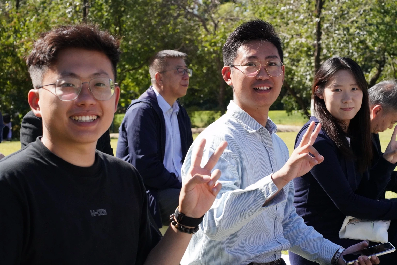 草坪上的笑容与招呼 · Smiles and greetings on the lawn