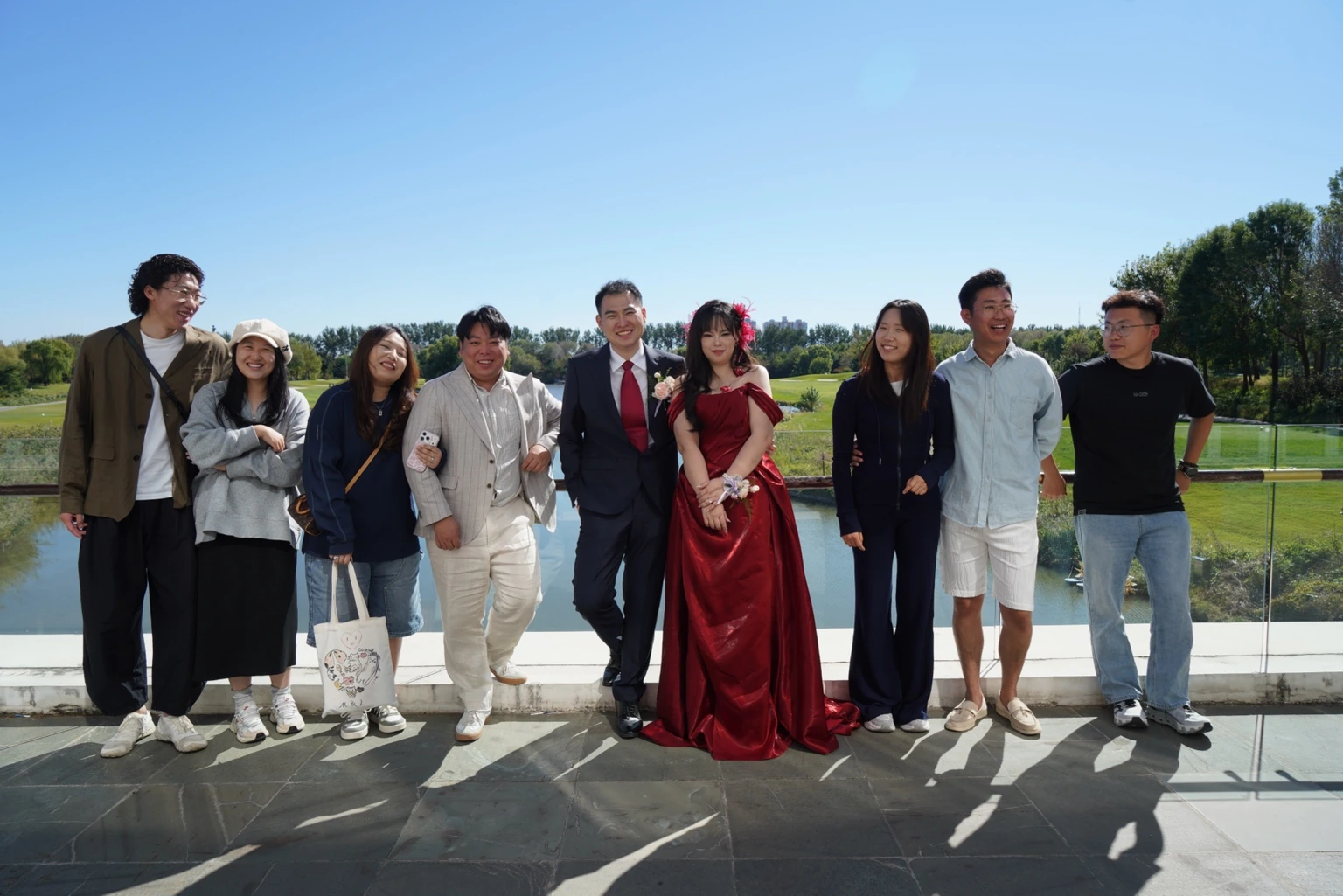 草坪上的亲友大合影 · Together with our guests on the lawn